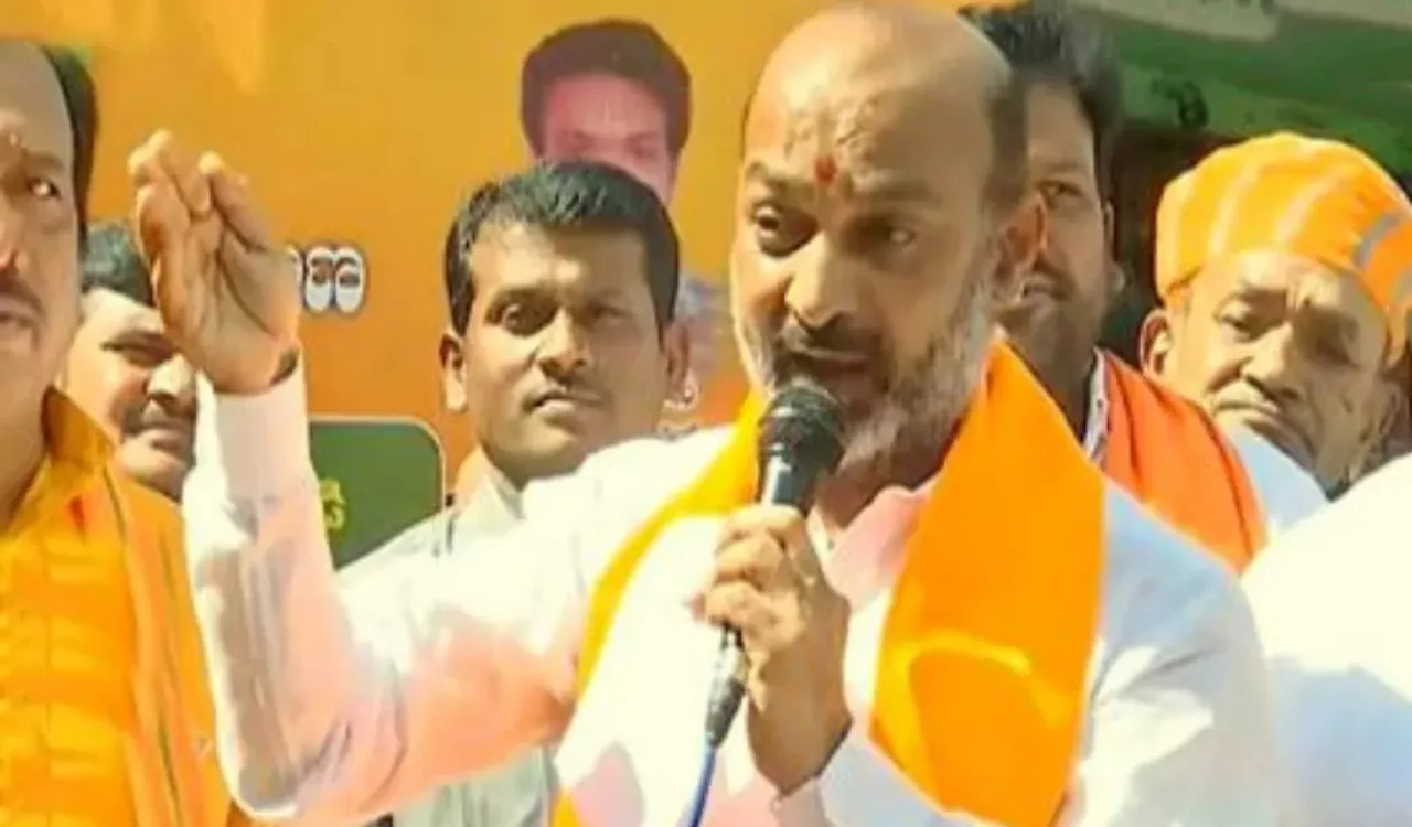 గవర్నర్ భుజంపై కేసీఆర్ తుపాకీ పెట్టి కాల్చుతున్నారు: బండి