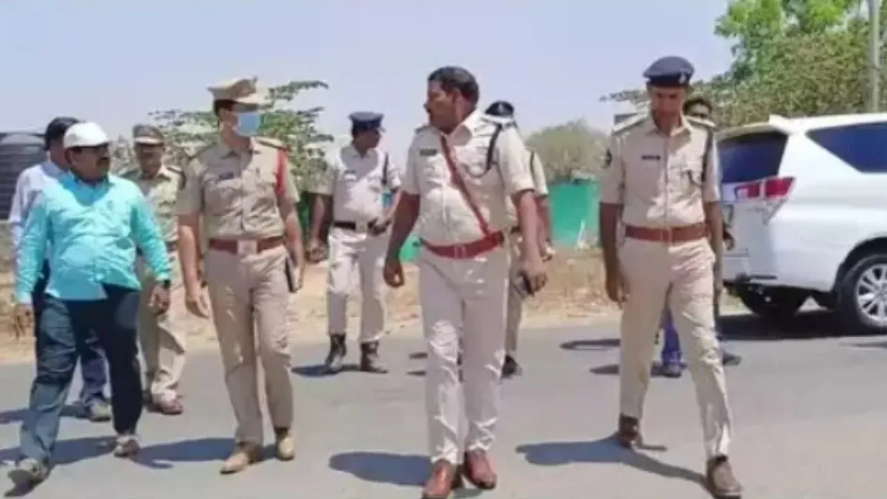 అనంతపురంలో పోలీసులమని చెప్పి..2 కోట్లు ఎత్తుకెళ్లారు!