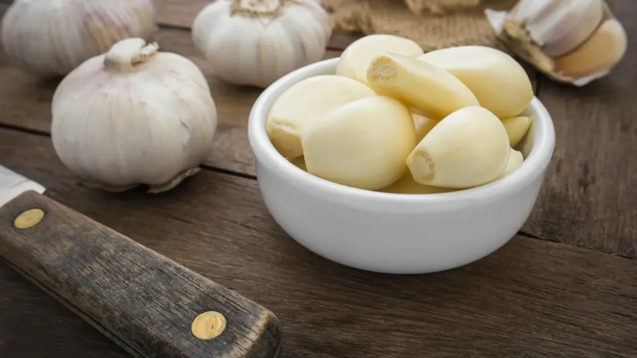 Garlic Health Benefits: ఖాళీ కడుపుతో వెల్లుల్లి తింటున్నారా.. అయితే ఈ విషయాలు తెలుసుకోండి!!
