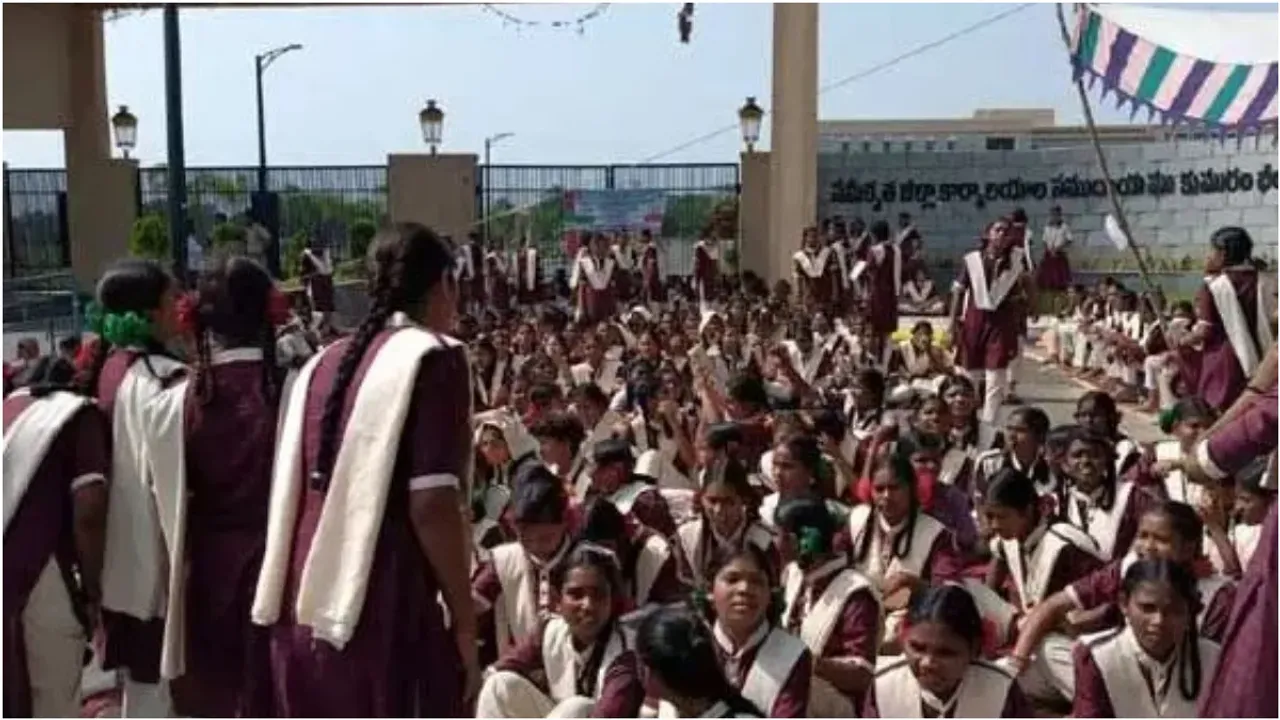 Komuram Bheem Asifabad:టార్చర్ పెడుతున్న ఈ ప్రిన్సిపల్ మాకొద్దు..రోడ్డెక్కిన విద్యార్థినులు!