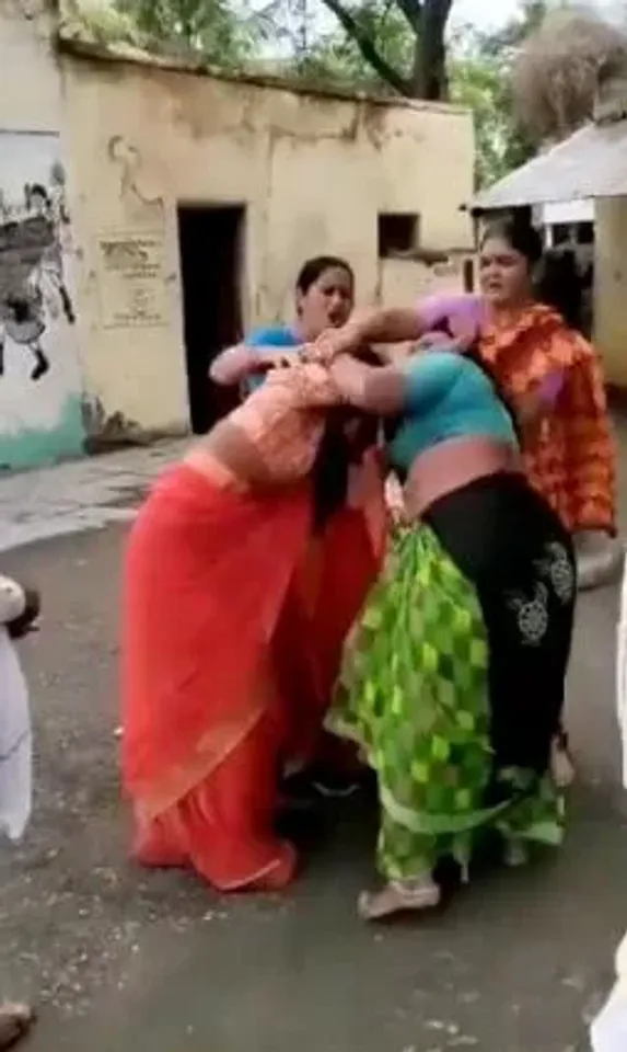 కిచిడీ కోసం జుట్లు పట్టుకొని కొట్టుకున్న టీచర్,వంట మనిషి.. వీడియో వైరల్!!