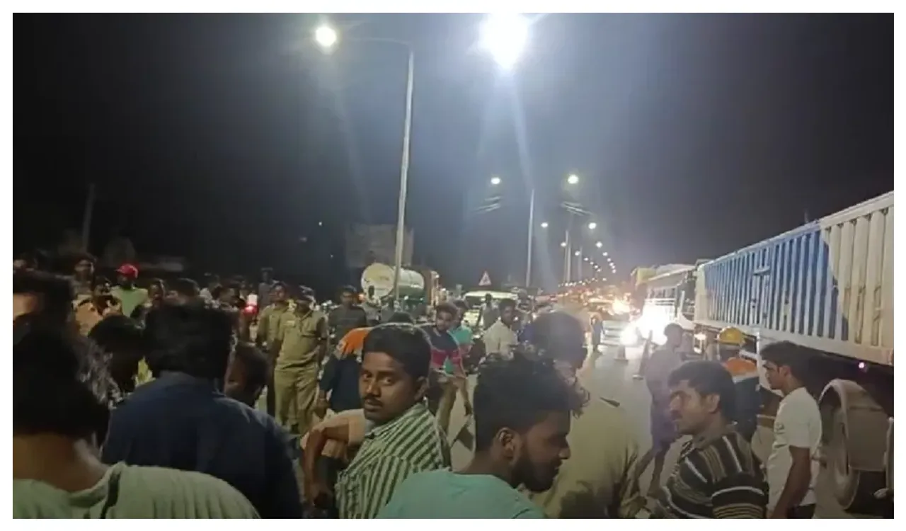కాకినాడలో లిక్కర్ వాహనం బోల్తా.. అందినకాడికి ఎత్తుకెళ్లిన మందుబాబులు!!