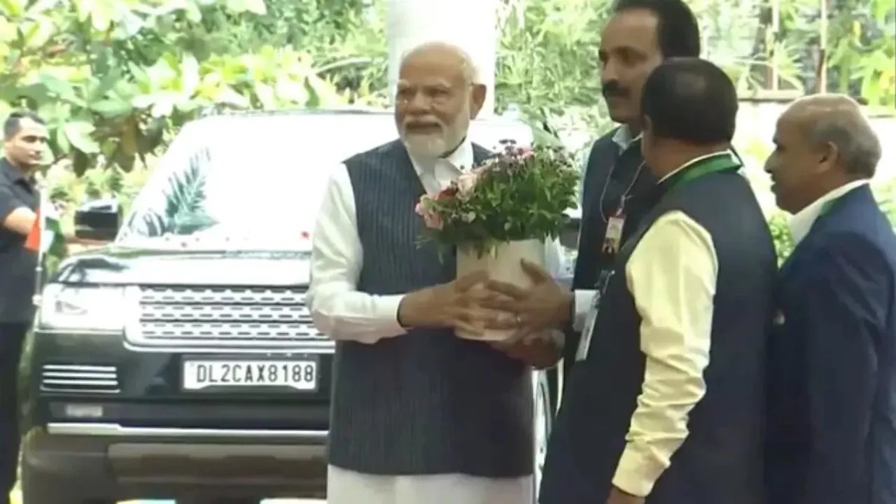 PM Modi ISRO Visit :  ఇస్రోలో ప్రధాని మోదీ... బృందాన్ని అభినందించిన ప్రధాని..!!