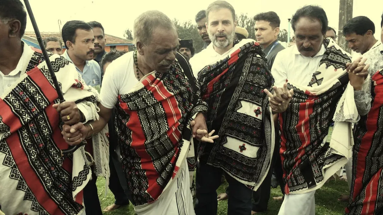 గిరిజనులతో కలిసి స్టెప్పులేసిన రాహుల్ గాంధీ... !