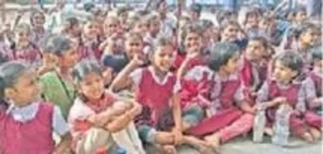 75 మంది విద్యార్థులకు ఒకే ఉపాధ్యాయుడు..టీచర్ల కోసం రోడ్డెక్కిన స్టూడెంట్స్!