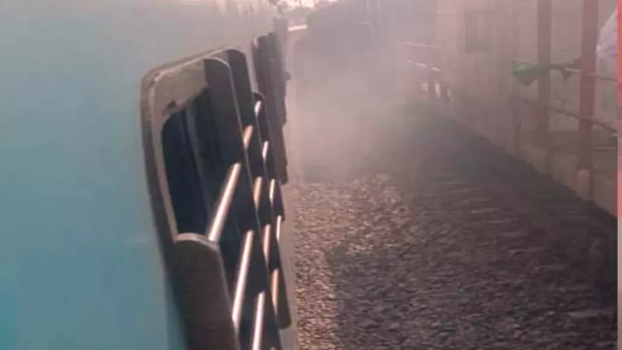 Smoke In Train : రైలులో పొగలు..బయటకు దూకిన ప్రయాణికులు!