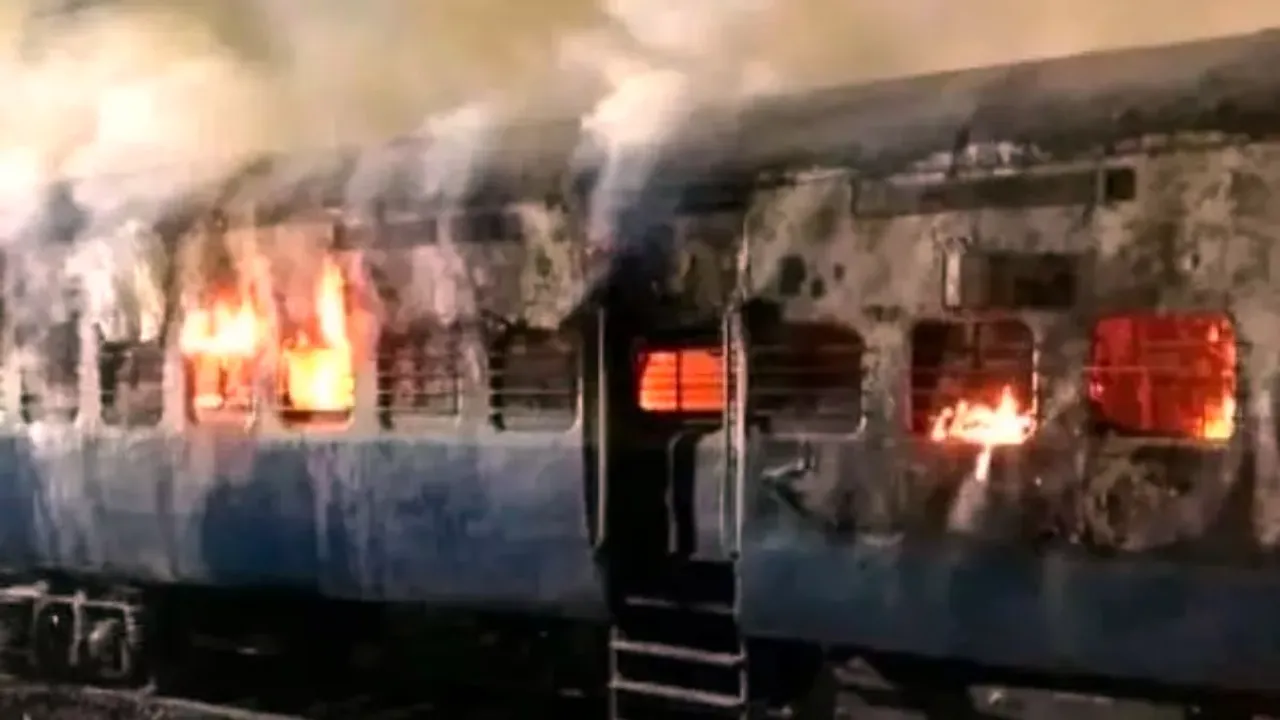 Breaking: బ్రేకింగ్: తెలంగాణ ఎక్స్ ప్రెస్ లో అగ్ని ప్రమాదం.. చెలరేగిన మంటలు!!