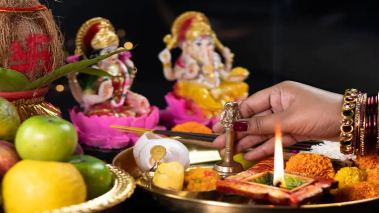Vastu Tips : పూజాగదిలో ఈ వస్తువులు ఉంటే...లక్ష్మీదేవి మీ నట్టింట్లో ఉన్నట్లే..!!