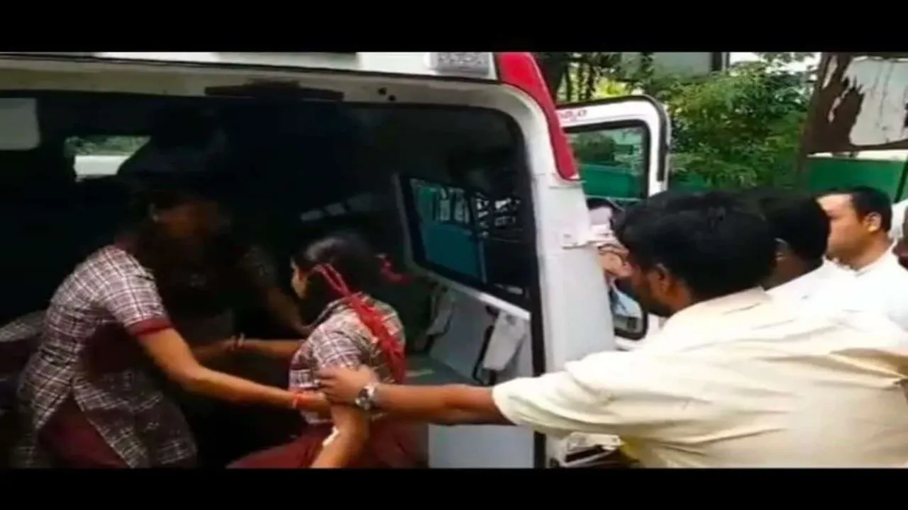 Food Poison: ప్రభుత్వ హాస్టల్‎లో ఫుడ్ పాయిజన్..30 మంది విద్యార్థినులకు అస్వస్థత..!!