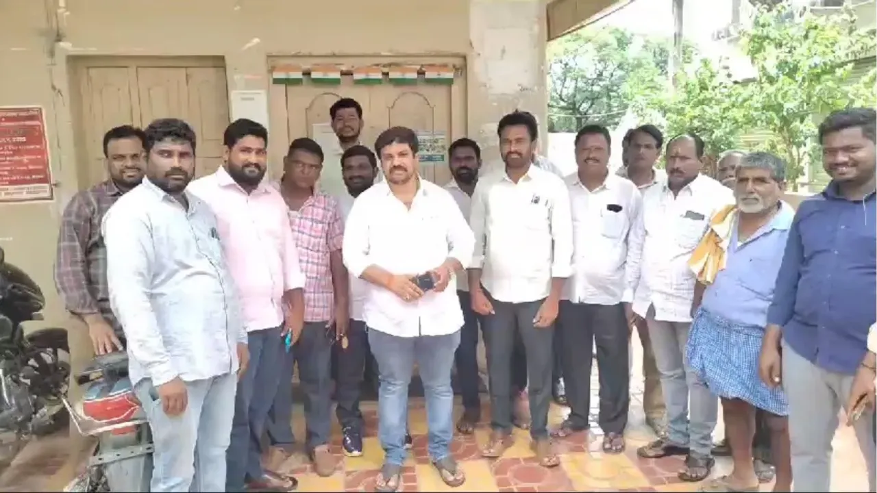 mulugu: బీజేపీలోకి మాజీ మంత్రి తనయుడు అజ్మీర ప్రహ్లాద్