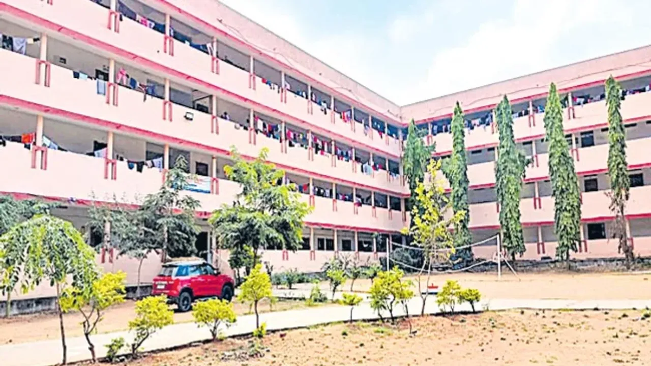Mahbubabad District: వేధింపులు భరించలేక అటెండర్‌ ఆత్మాహత్య యత్నం