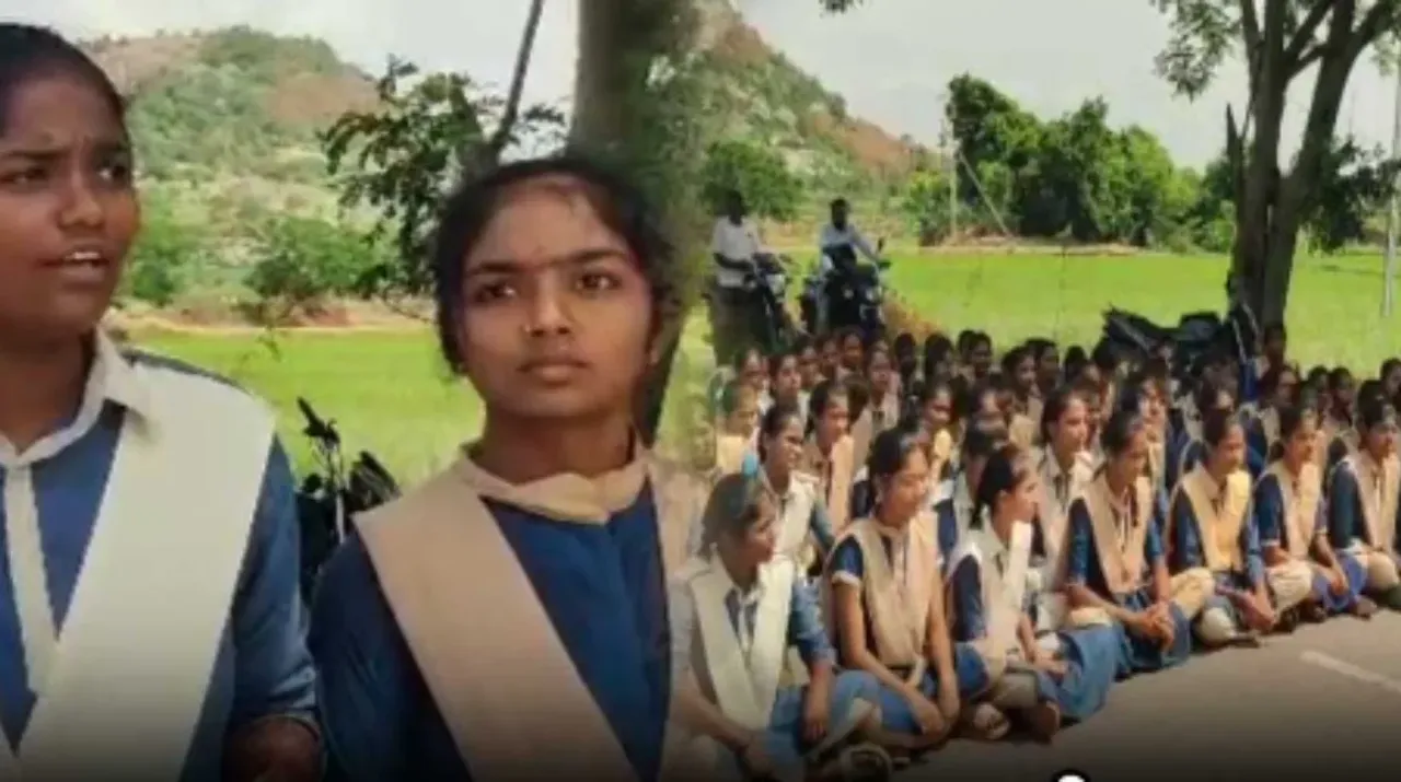 Kakinada: గాంధీనగర్‌లోని నేషనల్‌ కాలేజీ ఆప్‌ నర్సింగ్‌ ముందు విద్యార్థునులు ఆందోళన