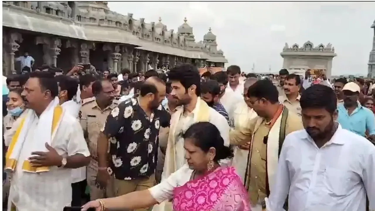 Yadadri: యాదాద్రి స్వామివారిని దర్శించుకున్న హీరో విజయ్ దేవరకొండ