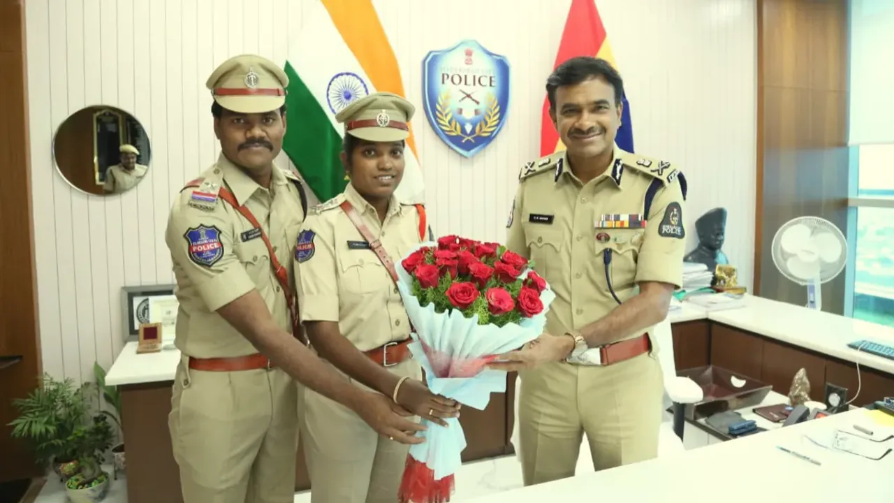 CV Anand: సీపీ ఆనంద్‌ను కలిసిన ప్రీ వెడ్డింగ్ షూట్ పోలీస్ దంపతులు