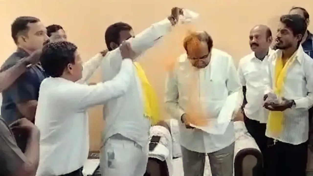 Maharashtra: మంత్రిపై పసుపు చల్లిన వ్యక్తి.. ఎందుకంటే..?