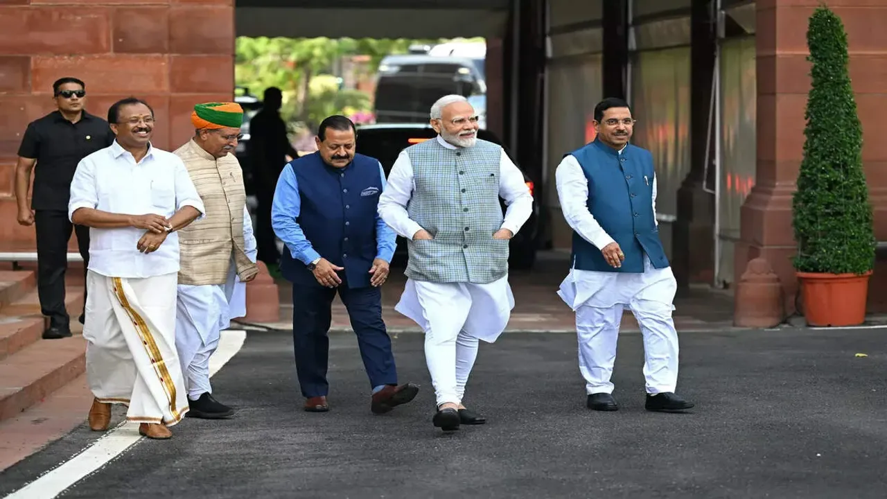 New Parliament Building : పాదయాత్రగా కొత్త పార్లమెంట్ భవన్‎కు చేరుకున్న ప్రధాని, ఎంపీలు..!!