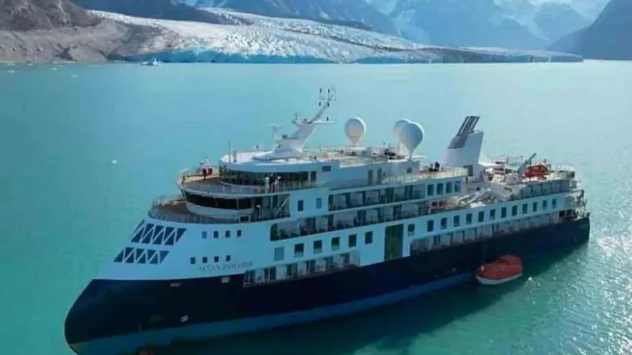 Luxury Cruiz Ship: సముద్రం లో చిక్కుకుపోయిన లగ్జరీ క్రూయిజ్‌ షిప్‌!
