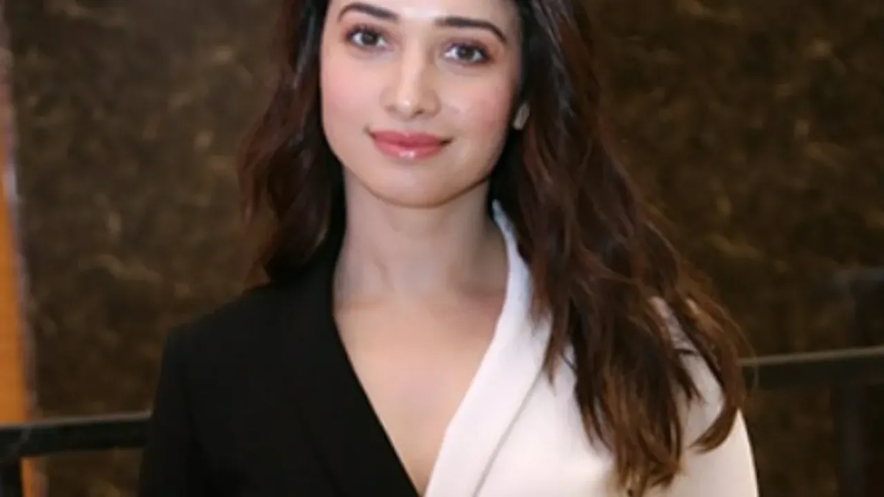 మాల్దీవుల్లో మిల్కీ అందాలు!