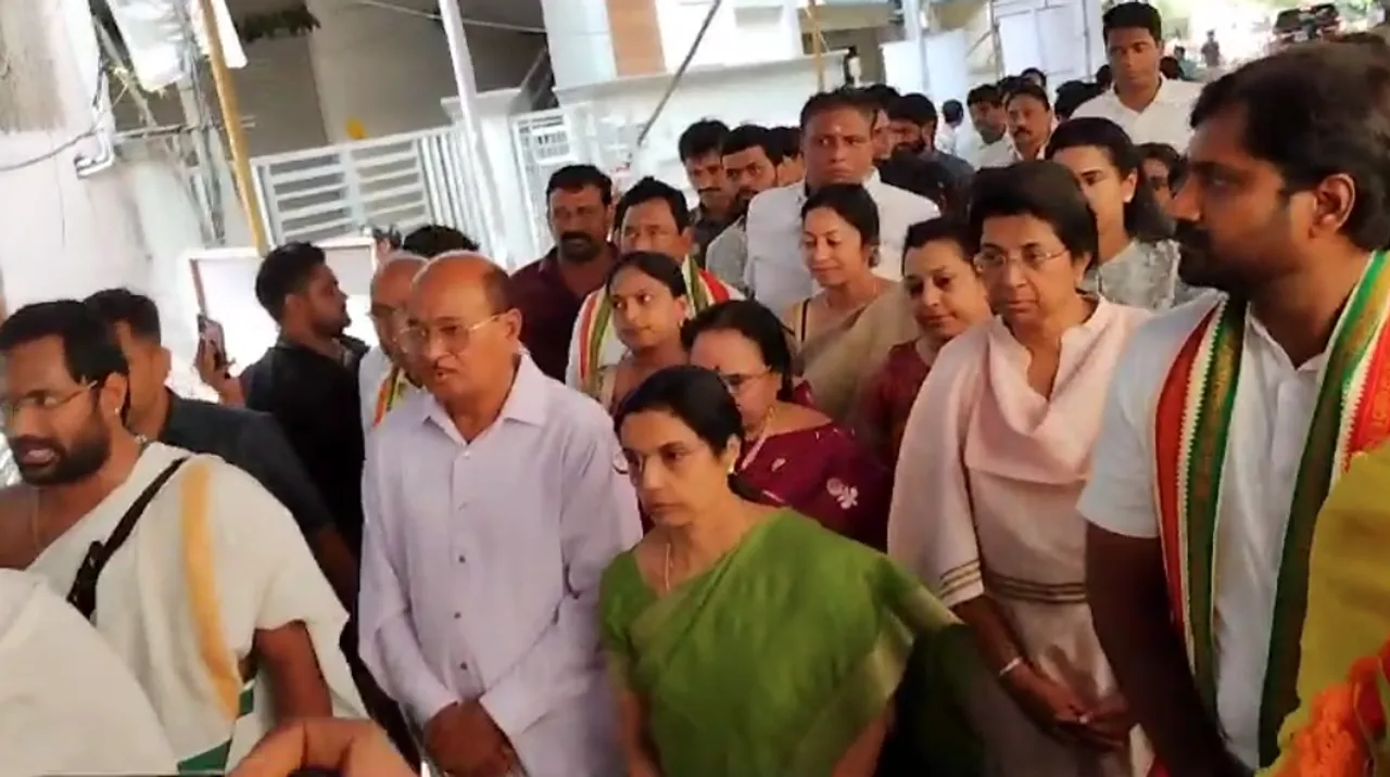 Nara Bhuvaneshvari : నారా భువనేశ్వరికి ఈసీ నోటీసులు.. కారణం ఇదే..!