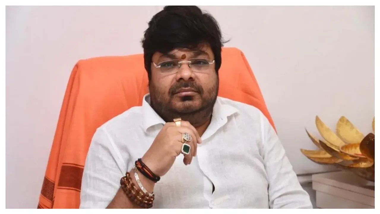 Abhishek Agarwal: 'టైగర్ నాగేశ్వర్ రావు' నిర్మాతకు షాక్..! టెన్షన్ లో రవితేజ..!