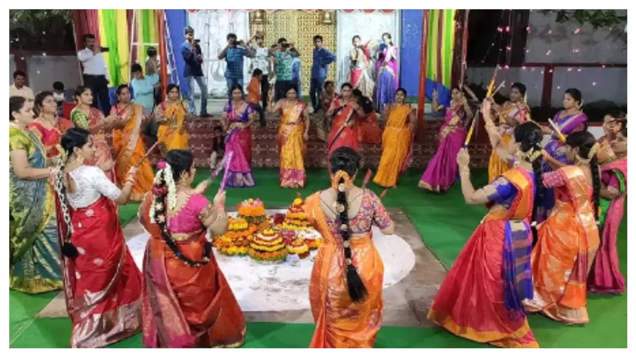 Bathukamma Viral Video: బతుకమ్మ ఆడిన అమెరికా ప్రజా ప్రతినిధి.. నెటిజన్ల ప్రశంసల వర్షం (వీడియో)