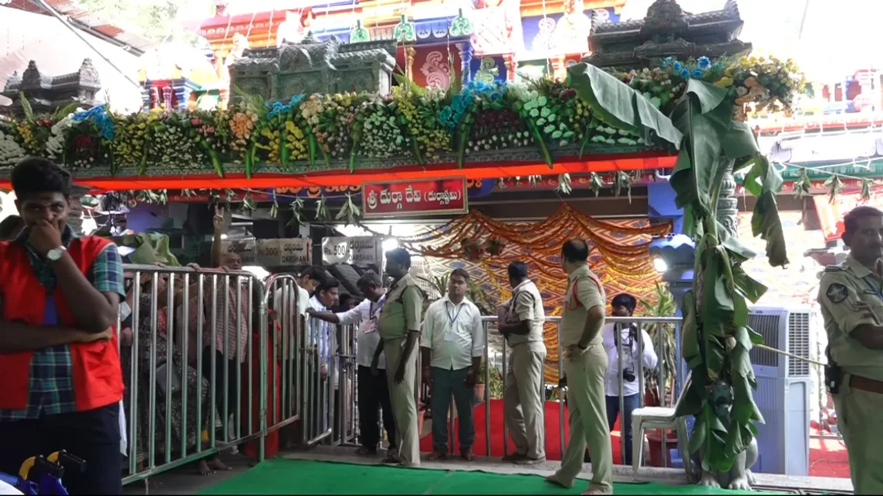 Indrakiladri: ఇంద్రకీలాద్రిపై దుర్గాదేవి అలంకారంలో అమ్మవారు..పోటెత్తిన భక్తజనం