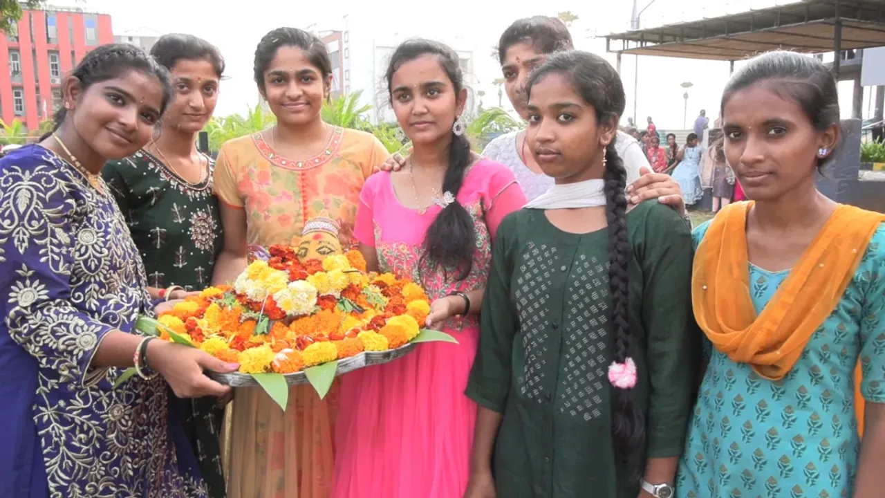 Bathukamma celebrations:  ఆంధ్రా అమ్మాయిల బతుకమ్మ అదుర్స్..గోదారోళ్ల బతుకమ్మ మామూలుగా లేదుగా