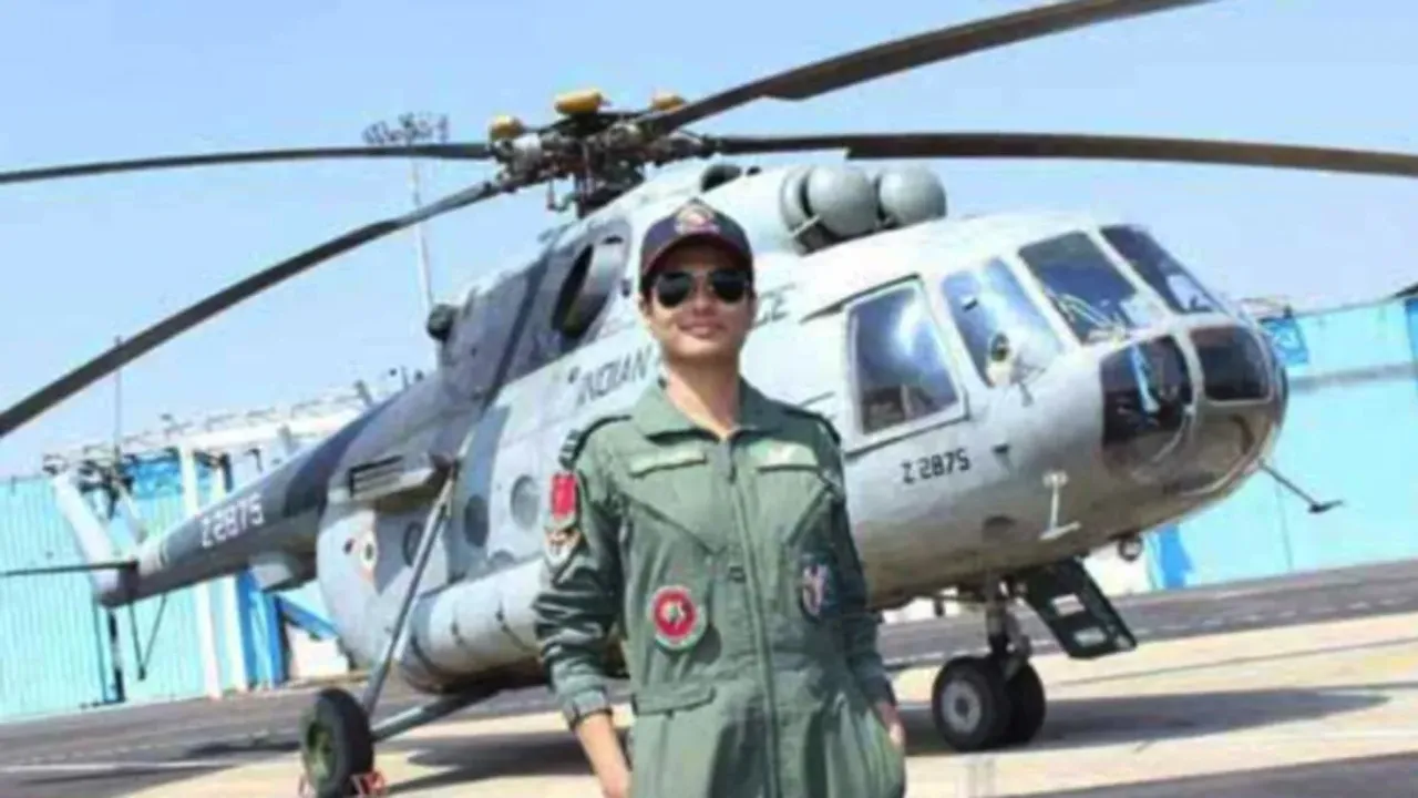 Indian Air Force Day: చరిత్రలో తొలిసారి...పరేడ్‎కు నాయకత్వం వహిస్తున్న తొలిమహిళగా రికార్డ్..!!