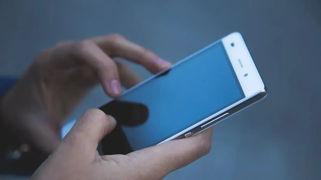Smartphone : స్మార్ట్‌ఫోన్ వాడుతున్న 10మందిలో ఆరుగురు ఈ తప్పు చేస్తున్నారు..ఏంటో తెలుసా?
