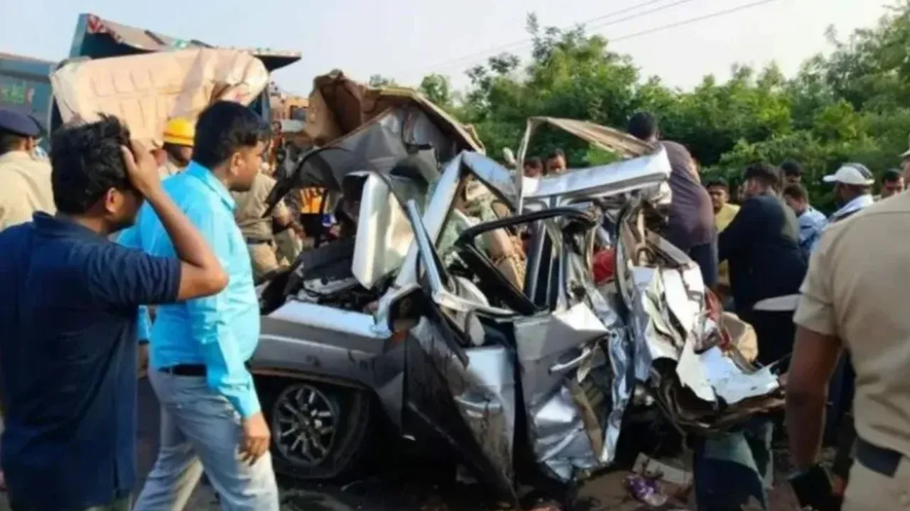 Karnataka Accident: ఘోర రోడ్డు ప్రమాదం..రెండు లారీల మధ్య నుజ్జయిన కారు..ఏడుగురి మృతి!