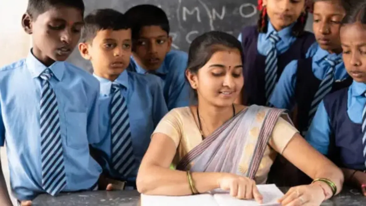 World Teacher's day: గౌరవం ఉంది.. జీతాలే లేవు.. ఇండియాలో టీచర్ల శాలరీలు ఇంత తక్కువా?