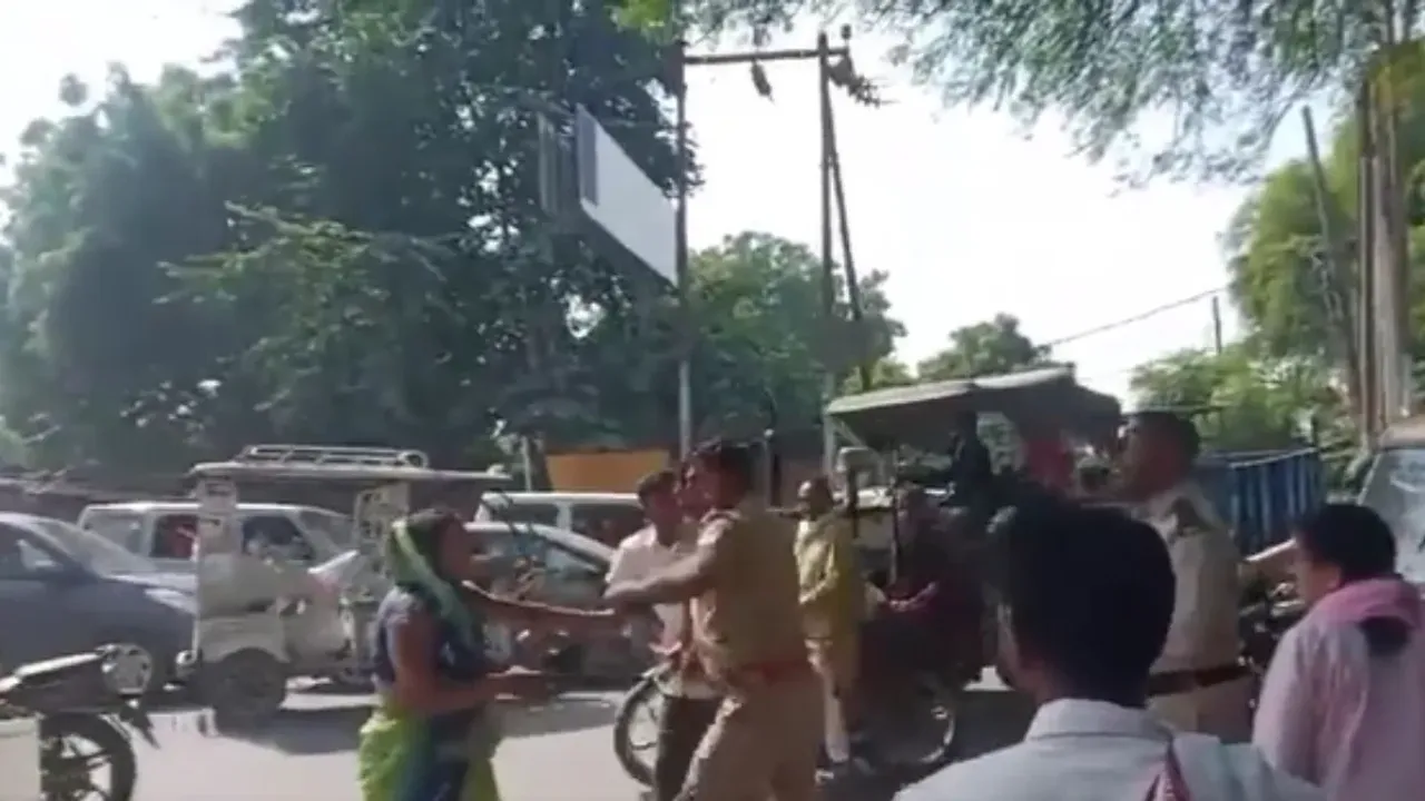 police vs women: పోలీసు అధికారిని చెప్పుతో కొట్టిన మహిళ..అసలేం జరిగిందంటే