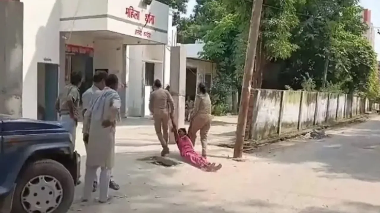 UP Crime: వికలాంగ మహిళను రోడ్డు మీద ఈడ్చుకెళ్లిన మహిళా కానిస్టేబుళ్లు!