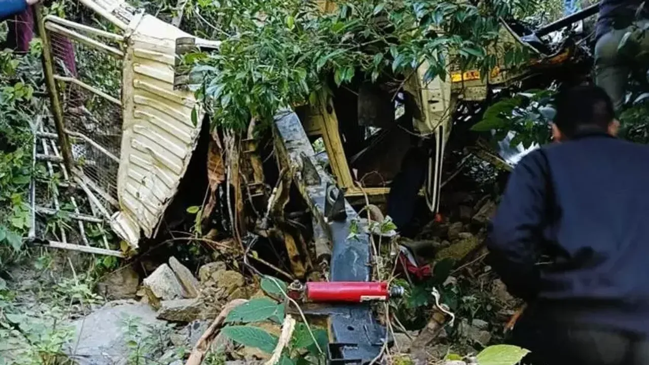 Accident: ఘోర ప్రమాదం.. లోయలో పడ్డ పికప్‌ వ్యాను.. 8 మంది మృతి..