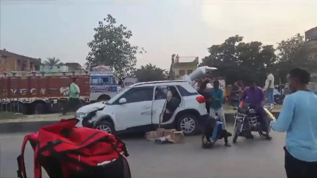 Watch Video: ఓరి మీ దుంపలు తెగ.. కారు ప్రమాదం జరిగితే.. మద్యం బాటిళ్లు ఎత్తుకెళ్లారు..