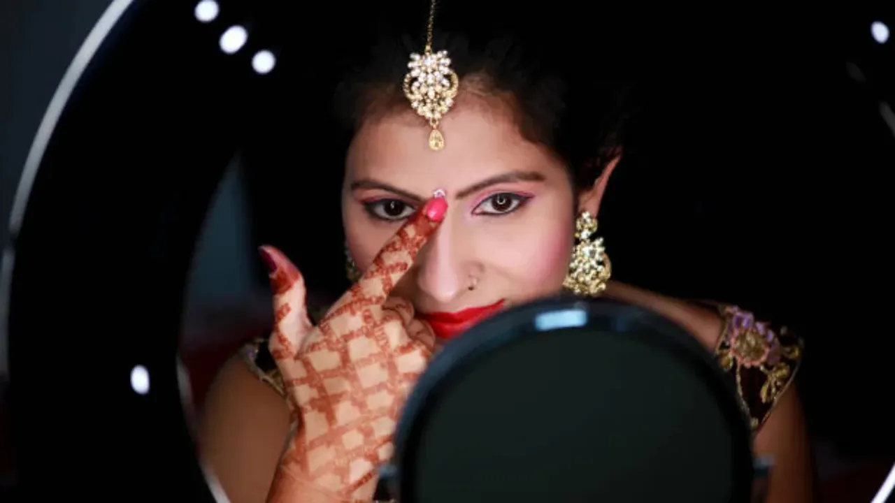 forehead blob: ఇలా మీ నుదుటిన బొట్టు పెట్టుకుంటే అందంగా ఉంటారు