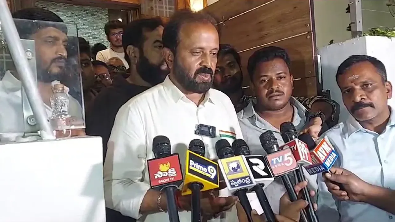 Hyderabad: హయత్‌నగర్‌లో అర్థరాత్రి ఉద్రిక్తత.. మధుయాష్కి గౌడ్ ఇంట్లో పోలీసుల తనిఖీలు..