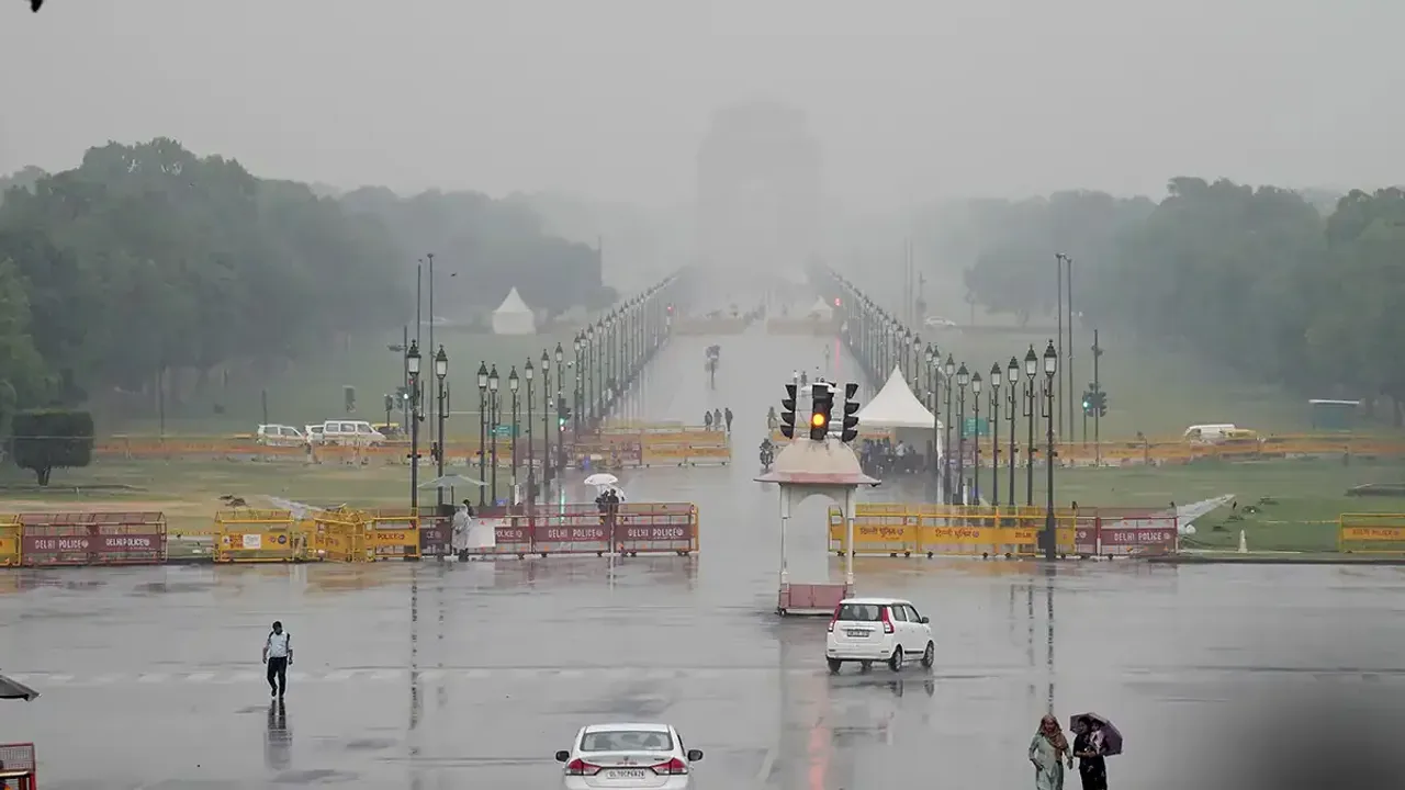 Weather alert: భారీ వర్షం.. విమానాల రాకపోకలకు అంతరాయం..