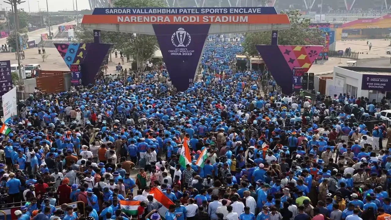 ICC World Cup Final: మరికొద్దిసేపట్లో ఫైనల్స్.. భారీగా స్టేడియంకు చేకుకుంటున్న అభిమానులు..