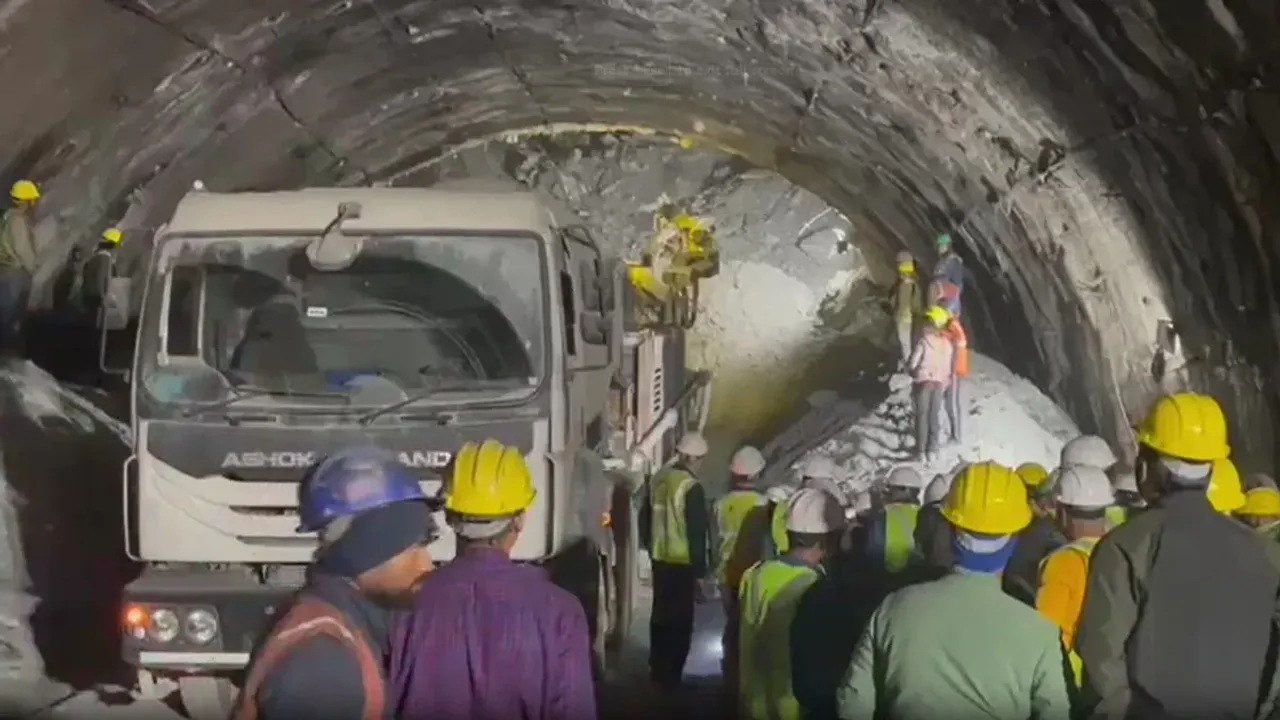 Uttarakhand Tunnel Collapse: సొరంగంలో చిక్కుకుపోయిన 40 మంది కార్మికులు సేఫ్.. అధికారుల కీలక ప్రకటన..