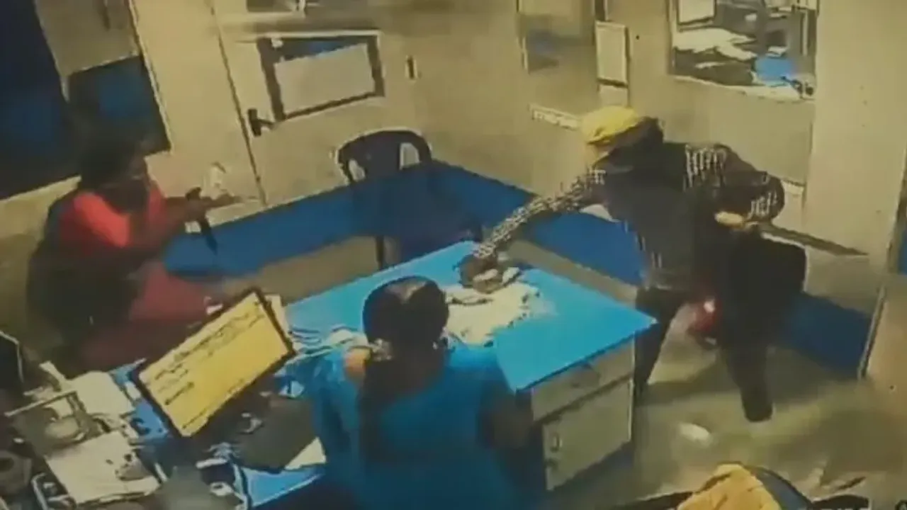 Bank Robbery: సైలెంట్ గా వచ్చాడు.. కత్తి తీశాడు.. దోచుకెళ్లాడు.. షాకింగ్‌ వీడియో..!
