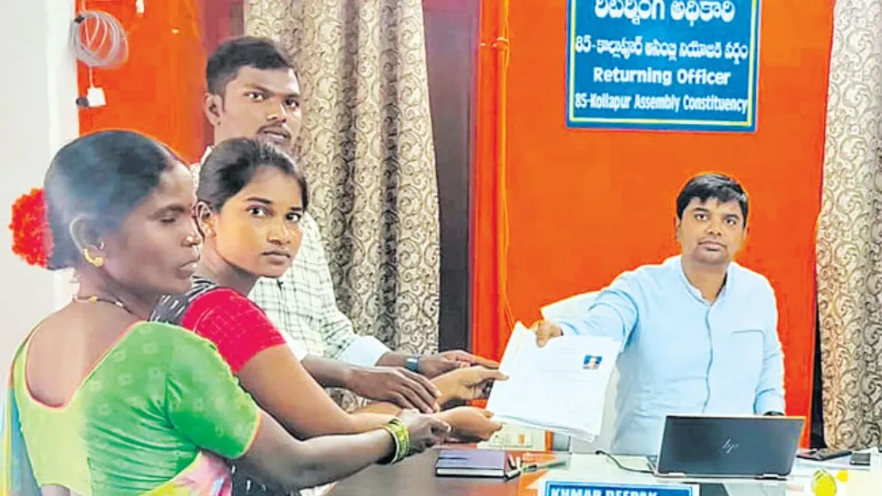 Barrelakka: సోషల్ మీడియాలో దుమ్మురేపుతున్న బర్రెలక్క పాట!