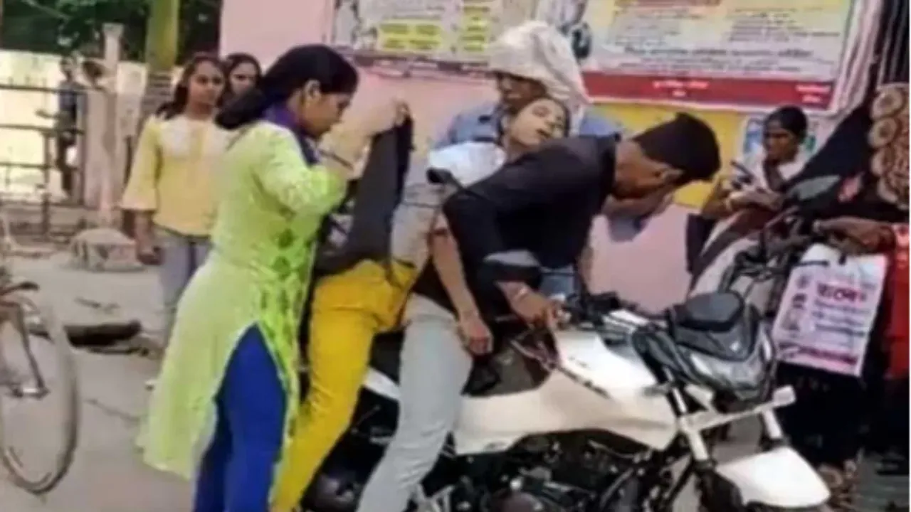 అంబులెన్స్‌ లేక చనిపోయిన చెల్లిని బండి మీద తీసుకెళ్లిన అన్న!