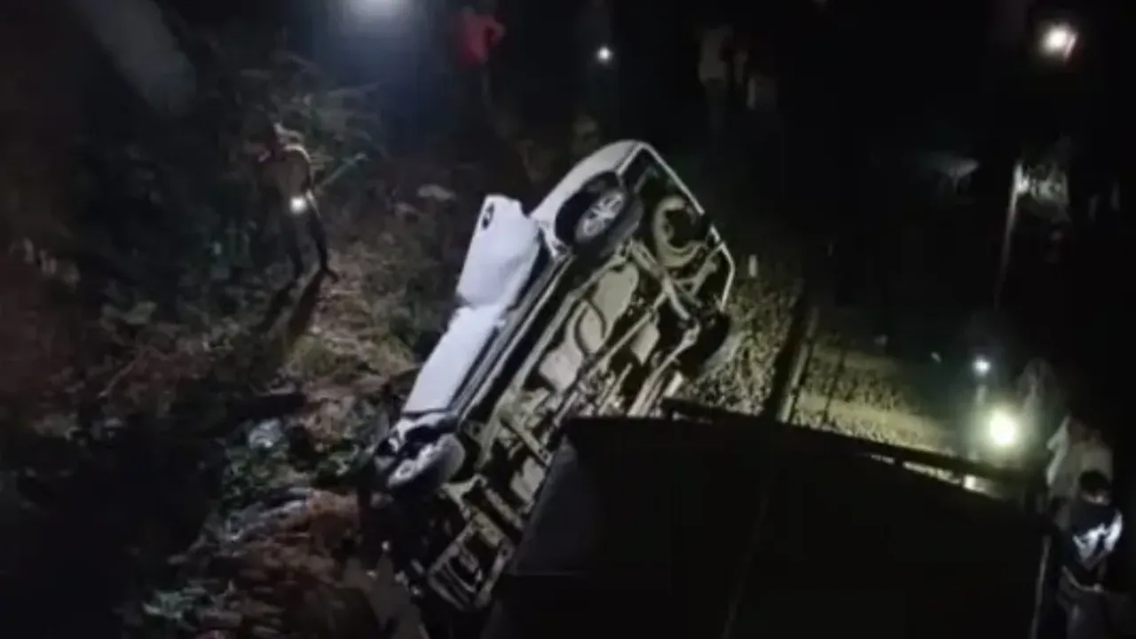 Car accident: వంతెన పై నుంచి కదులుతున్న రైలు పై పడ్డ కారు!