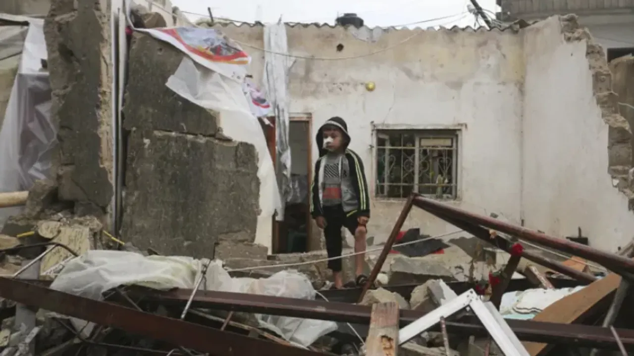 Israel Hamas War: కాల్పుల విరమణ ముగిసిన మొదటి రోజే... గాజాపై వైమానిక దాడి 175మంది మృతి..!!