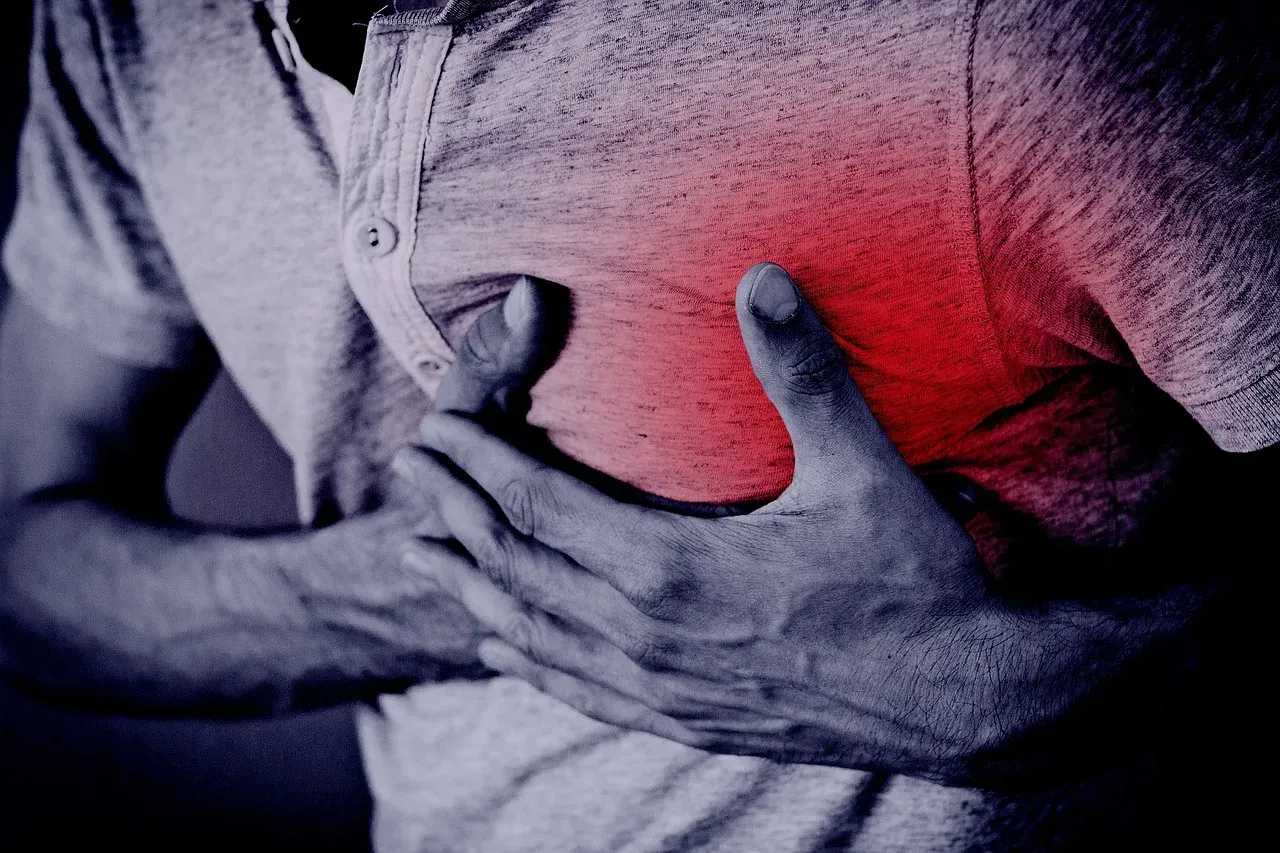 Heart Attack Symptoms:  మీలో ఈ లక్షణాలు కనిపిస్తే.. గుండె పోటు వచ్చే ప్రమాదం..!