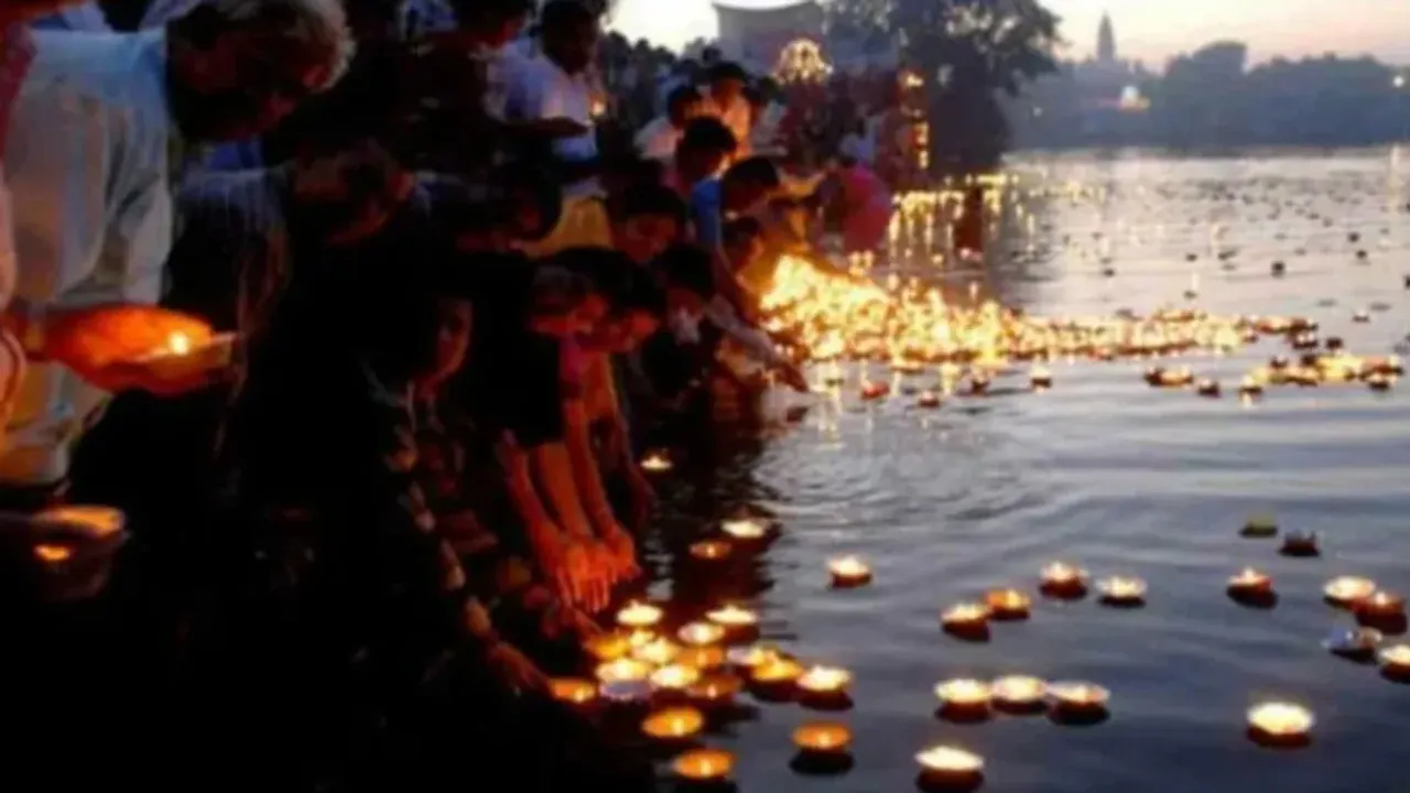 Karthika Masam: కార్తీక మాసంలో దీపాలను నీటిలో ఎందుకు వదులుతారో తెలుసా!