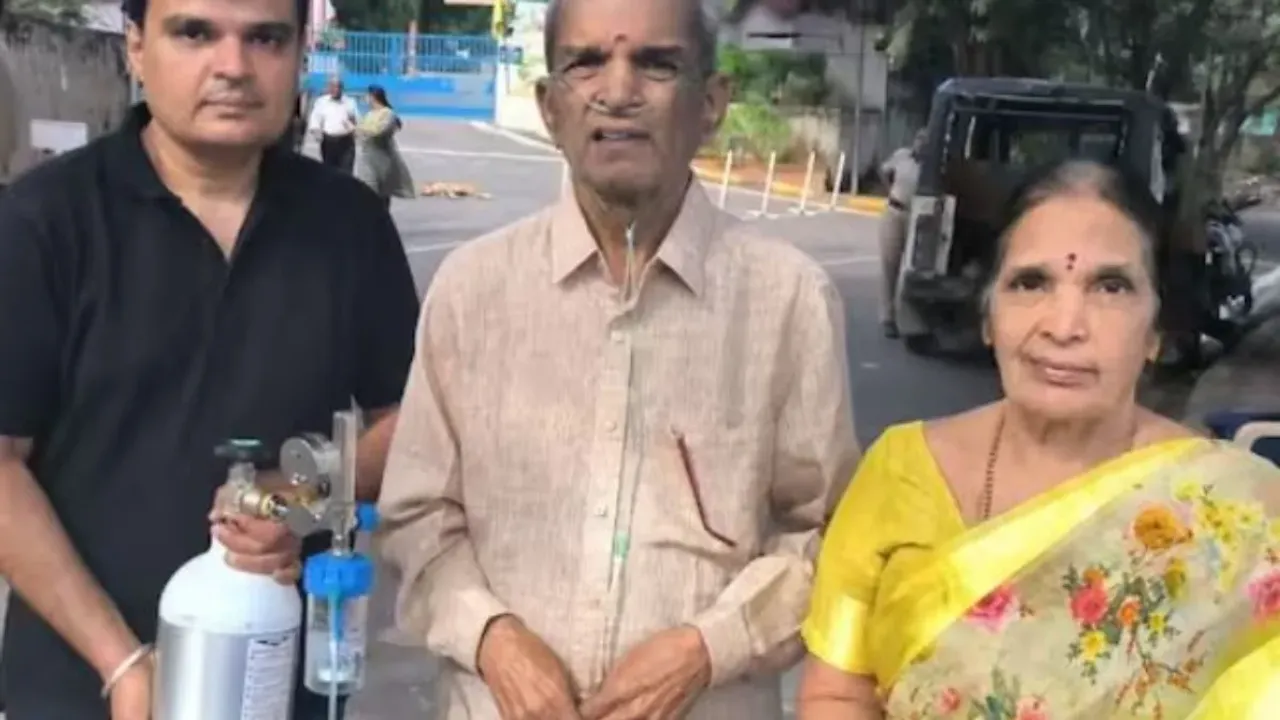 శభాష్ .. ఆక్సిజన్ సిలిండర్ తో పోలింగ్ కేంద్రానికి వచ్చిన శేషయ్య.!