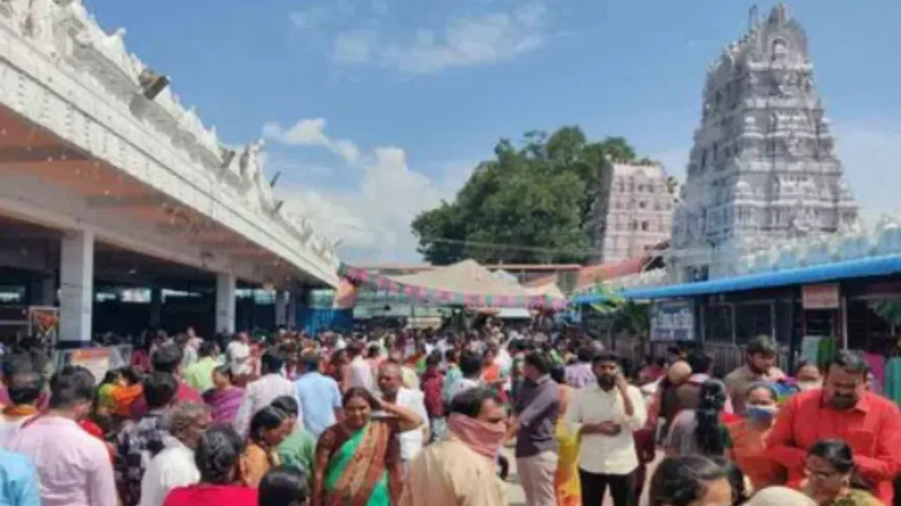 వేములవాడ రాజన్న భక్తులకు అలర్ట్.. కార్తీకమాసం సందర్భంగా అధికారుల కీలక ప్రకటన