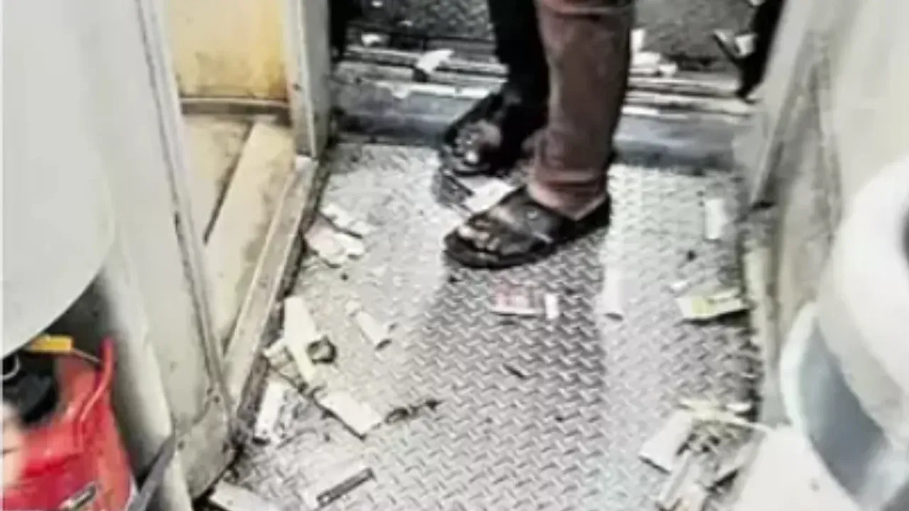 విశాఖ - తిరుపతి రైలులో పొగలు..టపాసుల కలకలం!
